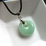 Jasno zielony jadeit, kółko z dziurką, delikatny wisiorek uniseks - 