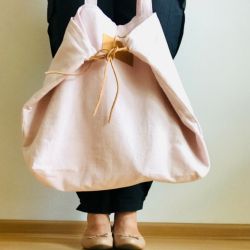 Pojemna torba plażowa z grubej bawełny w różowym kolorze.