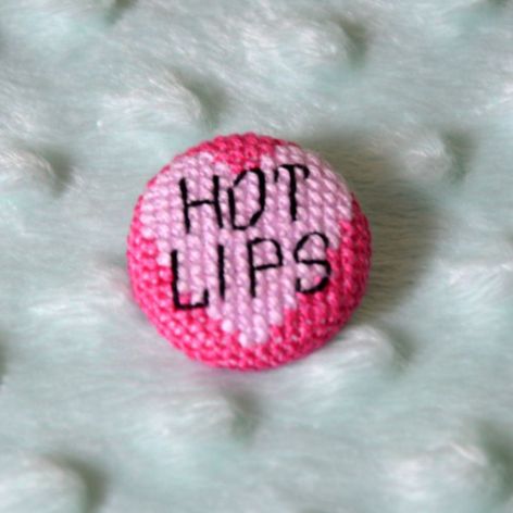 Guzik / przypinka hot lips