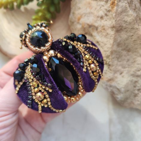 Ekskluzywna broszka w kształcie żuka z koralików i kryształów