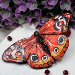 Duża broszka czerwony motyl