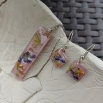 Komplet biżuterii (wisiorek i kolczyki) z żywicy - Różowy Szept Natury - 4