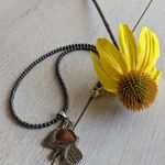 Naszyjnik ze znakiem zodiaku Wodnik, z koralikami z hematytu - Widok naszyjnika