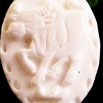 Wisiorek z białego jadeitu, płaskorzeźba byk, medalion - 