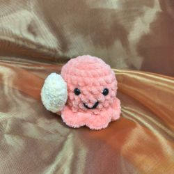 Ręcznie robiona meduzka z sercem amigurumi – maskotka handmade