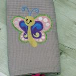 Wafelkowy kocyk z chwostami i haftem motylka - kocyk z motylkiem