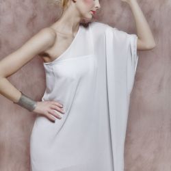 Biała asymetryczna suknia wieczorowa