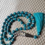 Naszyjnik niebiesko-srebrny zakończony chwostem - Naszyjnik niebiesko-srebrny zakończony chwostem