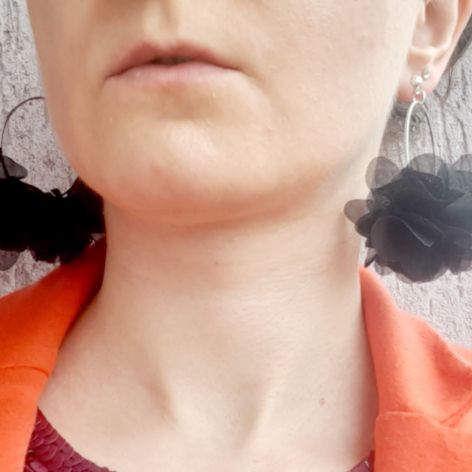 Czarne kwiaty kolczyki koła,  biżuteria na wakacje 