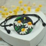 Urocza bransoletka z rumiankami - regulowana - sznurkowa bransoletka w kwiatki