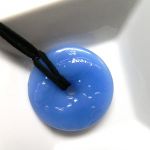 Niebieski jadeit, rzeźbione koło z dziurką - 