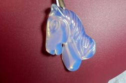 Biały opal, kamień w którym zaklęta jest tęcza, wisiorek z koniem