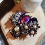 Broszka Żuk haftowana biżuteria z unikalnym kamieniem - Tył wykończony ekoskórą i solidnym zapięciem – trwałość i komfort noszenia.