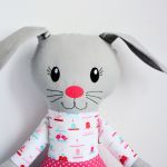Królik Szarak - Romantyczna Zuzia 37 cm - Cena dotyczy TYLKO króliczki Zuzi. Zdjęcie jej rodzinki jest zdjęciem poglądowym. Jej kompanów też znajdziesz w naszym sklepie.