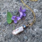 KOBIECOŚĆ I BYCIE TU I TERAZ. naszyjnik z perłą  - 