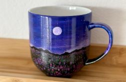 Duży ręcznie malowany kubek porcelanowy z krajobrazem górskim i kwiatami