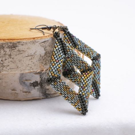 Ręcznie szyte kolczyki Artemis.