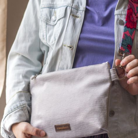 Jasnoszara kopertówka na kolorowym pasku