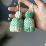 OZDOBY CHOINKOWE, DEKORACJE ŚWIĄTECZNE, 2 SZT - OZDOBY CHOINKOWE, DEKORACJE ŚWIĄTECZNE, MINI-CZAPECZKI Z WŁÓCZKI, ZESTAW 2 SZT.