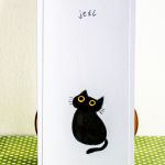 Kartka uniwersalna dla kociary ( jeść) - Oto zabawna kartka będąca uzupełnieniem prezentu na różne okazje Kartka ze słodkim czarnym kotem oraz napisem "Jeść" Zrozumie to każdy, kto ma kota, który kilka razy dziennie świdruje nas oczami, żeby dostać jakiś kąsek