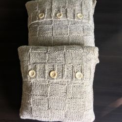 Dekoracyjna poduszka robiona na drutach z owczej wełny