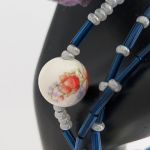 Bransoletka z trzech sznurów szklanych, granatowych oraz ceramicznych koralików - Zbliżenie