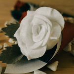 Róża z filcu w rożku - biała - 