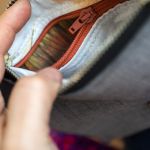 Szara kopertówka mini na różowym pasku - 