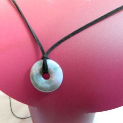 Kamien harmonii. Szaro-zielony agat mszysty, wisiorek kółko