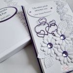 Kartka ŚLUBNA biało-fioletowa z cytatem - Biało-fioletowa kartka ślubna w pudełku