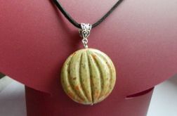 Naturalny ochronny unakit oliwkowy , oryginalny wisior na rzemyku