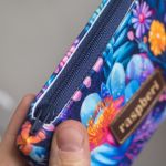 Etui na klucze z granatowego weluru w różowe i fioletowe kwiaty - 