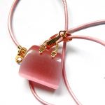 Różowy kwarc "kocie oko" - wisiorek torebka na rzemyku - 