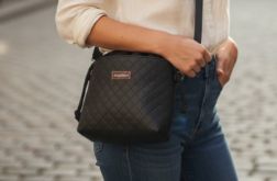 Czarna pikowana listonoszka z kominem