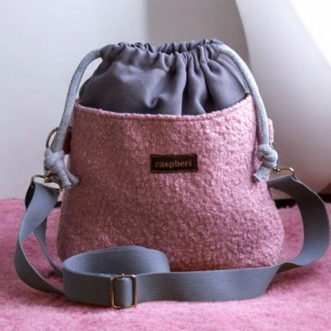 Szaro-różowa listonoszka z kominem