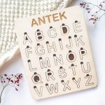 Drewniany alfabet - ciemne tło - drewniane puzzle, drewniane zabawki, pokój dziecka