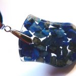 Niebieski lapis lazuli wisiorek - tarcza - 