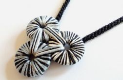 Geometryczny naszyjnik dzianinowy - czarny czerwony i biały