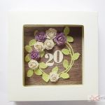 Kartka ROCZNICA ŚLUBU z fioletowymi różami - Kremowo-fioletowa kartka na rocznicę ślubu w pudełku