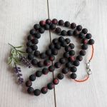 Długie czarne korale z matowego szkła z czerwonymi akcentami - Widok naszyjnika
