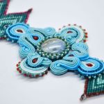 Turkusowa bransoletka soutache - Jej wyjątkowość tworzą również kolory – mocne, zdecydowane i przykuwające uwagę: turkus, błękit z dodatkami bordowego koloru.