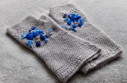 Mitenki z niebieskimi kwiatkami