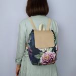 Duży granatowo-beżowy plecak w kwiaty - Styl romantyczny