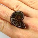 Miedziany pierścionek ze skamieliną ammonitu - Skamielina amonitu, Miedziany pierścionek z amonitem, ręcznie wykonany, prezent dla niej prezent dla mamy, prezent biżuteria autorska