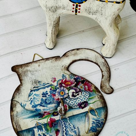 Dekoracyjny wieszak na ścianę z drewna, styl rustykalny