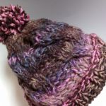 Damska czapka zimowa dziergana na drutach - splot podwójny warkocz z pomponem