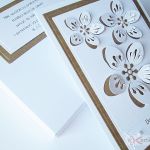Kartka NA ŚLUB biało-brązowa z cytatem - Biało-brązowa kartka na ślub z kwiatami