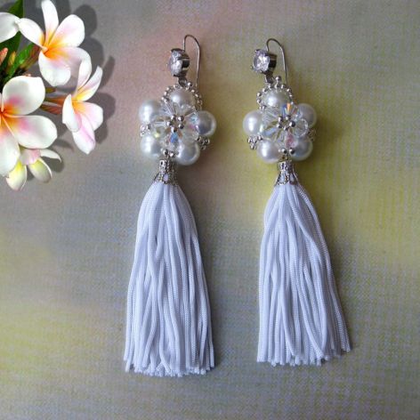 W bieli,kolczyki z frędzlami.