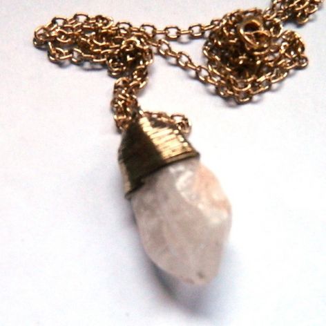 Naturalny energetyczny matowy kwarc, wisiorek w złotej oprawie