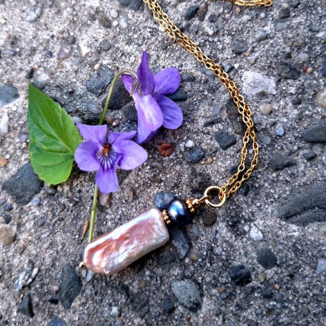 KOBIECOŚĆ I BYCIE TU I TERAZ. naszyjnik z perłą 